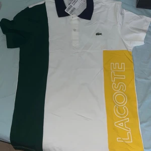 Lacoste Piké - Ny Lacoste Piké som ej kan returneras i butik vilket är varför jag säljer den. Aldrig använts och har prislapp på. Storlek L men passar även M. Unik design och även färg som var limited edition! 