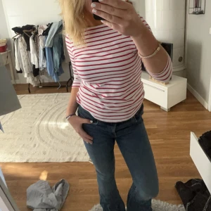 Randig tröja❤️ - Superfin vit randig tröja❤️ guld detaljer vid sidorna. 