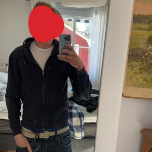 Hoodie i bra skick  - Storlek m