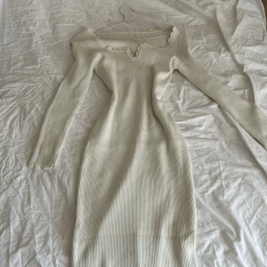 Vit klänning - Vit stickad klänning i storlek S säljes. Använt 1 gång.