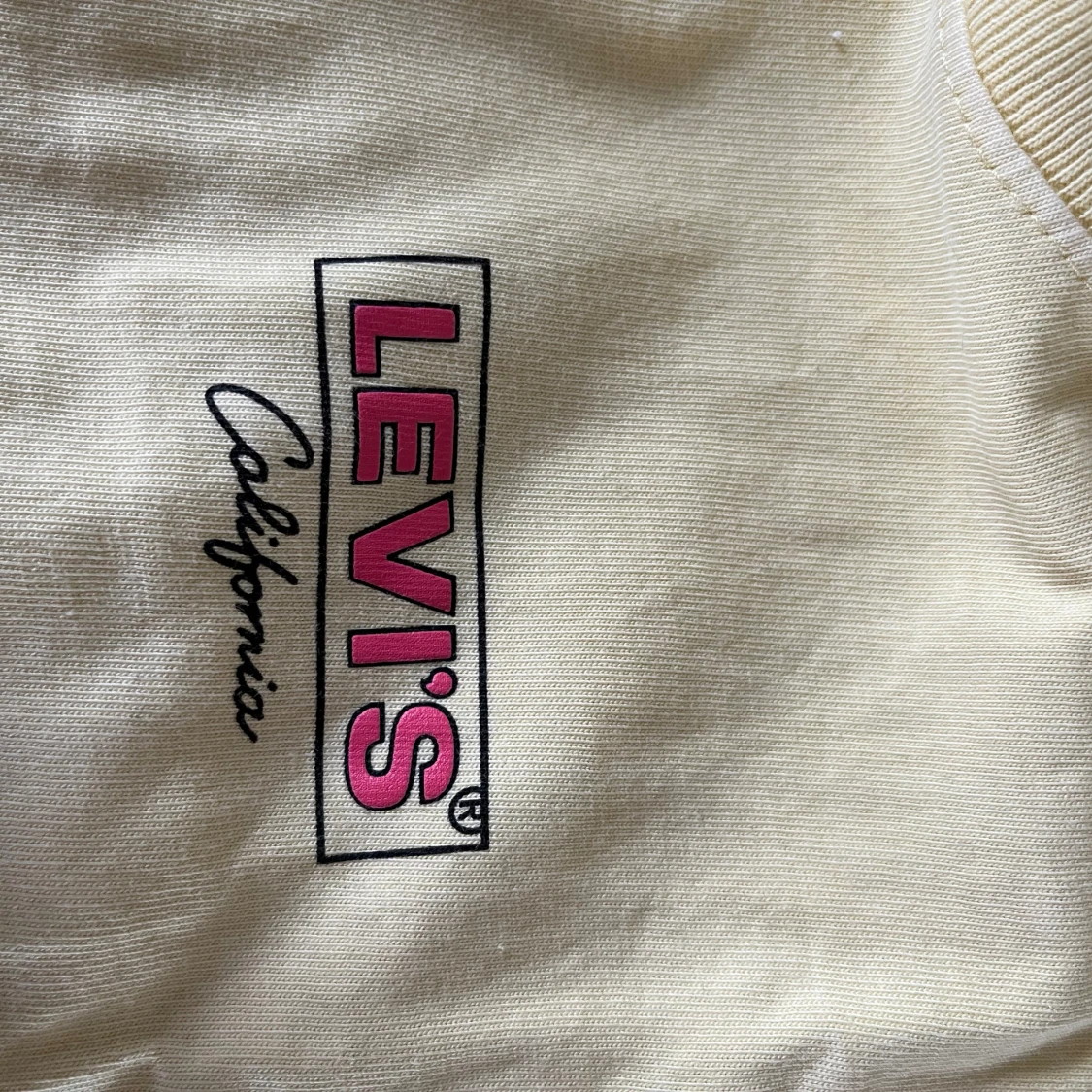 Ljusgul Levi’s T-shirt  - 91