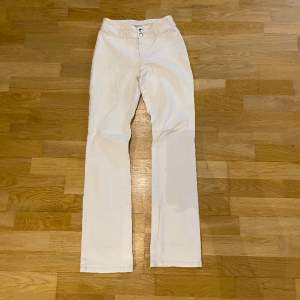 Super fina vita jeans från Filippa K med låg/medelhög midja, aldrig använda alltså jätte bra skick 