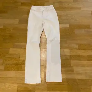 Super fina vita jeans från Filippa K med låg/medelhög midja, aldrig använda alltså jätte bra skick 