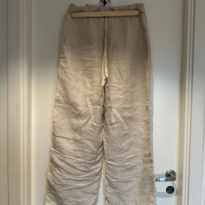 Linnebyxor - Knappt använda, är stora i storleken. Originalpris 600kr