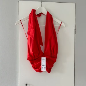 Halterneck topp  - Helt ny oanvänd halterneck top från gina tricot som går att knyta lite hur man vill. Köpt för 299kr