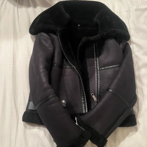 Läderjacka gratis frakt!  - Jättefin läderjacka i storlek xs! Kort modell perfekt nu till våren. Pris 350kr.  Gratis frakt! 💖