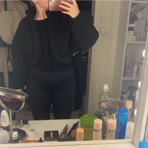 Kort svart Teddyjacka  - Får ingen användning av, den är från shein i storlek S. Säljer för 150kr!