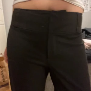 Kostymbyxor  - Innerbenslängd = 75cm, midjan = 36cm rakt över🖤superfina i midjan