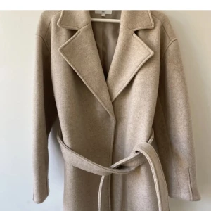 Kappa från NA-KD - Kappa från NA-KD som är perfekt till våren.  Kan skicka fler bilder vid intresse💞 (Köpt här på plick)