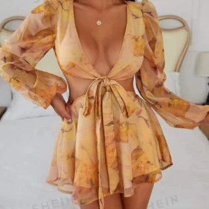 Playsuit - Klänning med shorts / playsuit i orange. Superfin. Aldrig använd💖 Ordinarie pris 249 kr. 