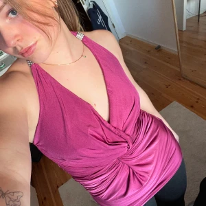 Yk2 halterneck-topp - Cool halterneck topp i yk2/2000s stil! Öppenrygg, lila/rosa metallic färg, diamantstenar på banden, snygg knytdetalj fram🩷💜  Går att använda som klänning också :)
