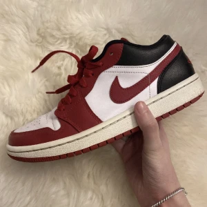 Jordan 1s low  - Äkta som är beställa på Zalando för 1430kr. Säljer då de ej längre kommer till användning. 