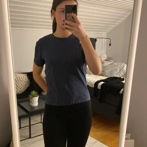 T-shirt Bikbok - Marinblå t-shirt från monki. Storlek L men passar mig som vanligtvis har S