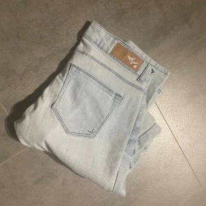 Jeans - Ljusblå jeans i rak modell och så fin färg från gina🫶🏻 storlek 25 men skulle säga de är mer som xs!