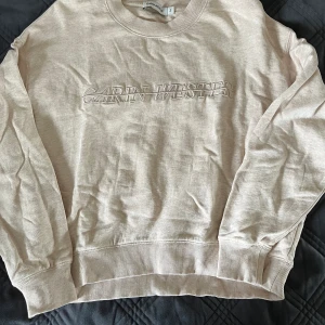 Beige Carin Wester tröja - Beige Carin Wester tröja i fint skick, sitter väldigt fint och är otroligt skön. Säljer då den är för liten för mig. Ny pris 399kr.