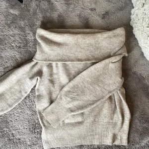 Stickad tröja  - Ljusgrå stickad från Hm, oanvänd och alltså i nyskick passar S i storleken!!! Alltså lite stor för o vara xs 