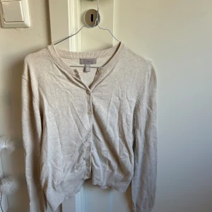 Beige kofta - Säljer en jätte fin beige kofta från hm!💕 Aldrig använd och är dom ny