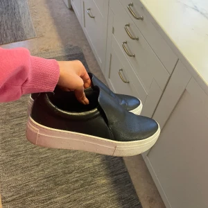 Svarta skor - Inte alls mycket använda, så i fint skick!!🤎 har såklart vissa märken som är svårt att undvika på skor.