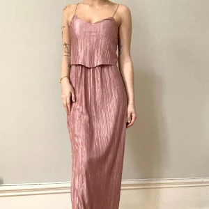 Balklänning  - Säljer denna superfina balklänning/aftonklänning åt en vän! Jag på bilden är 162cm och bär klackar! 💞 Inga defekter eller liknande 