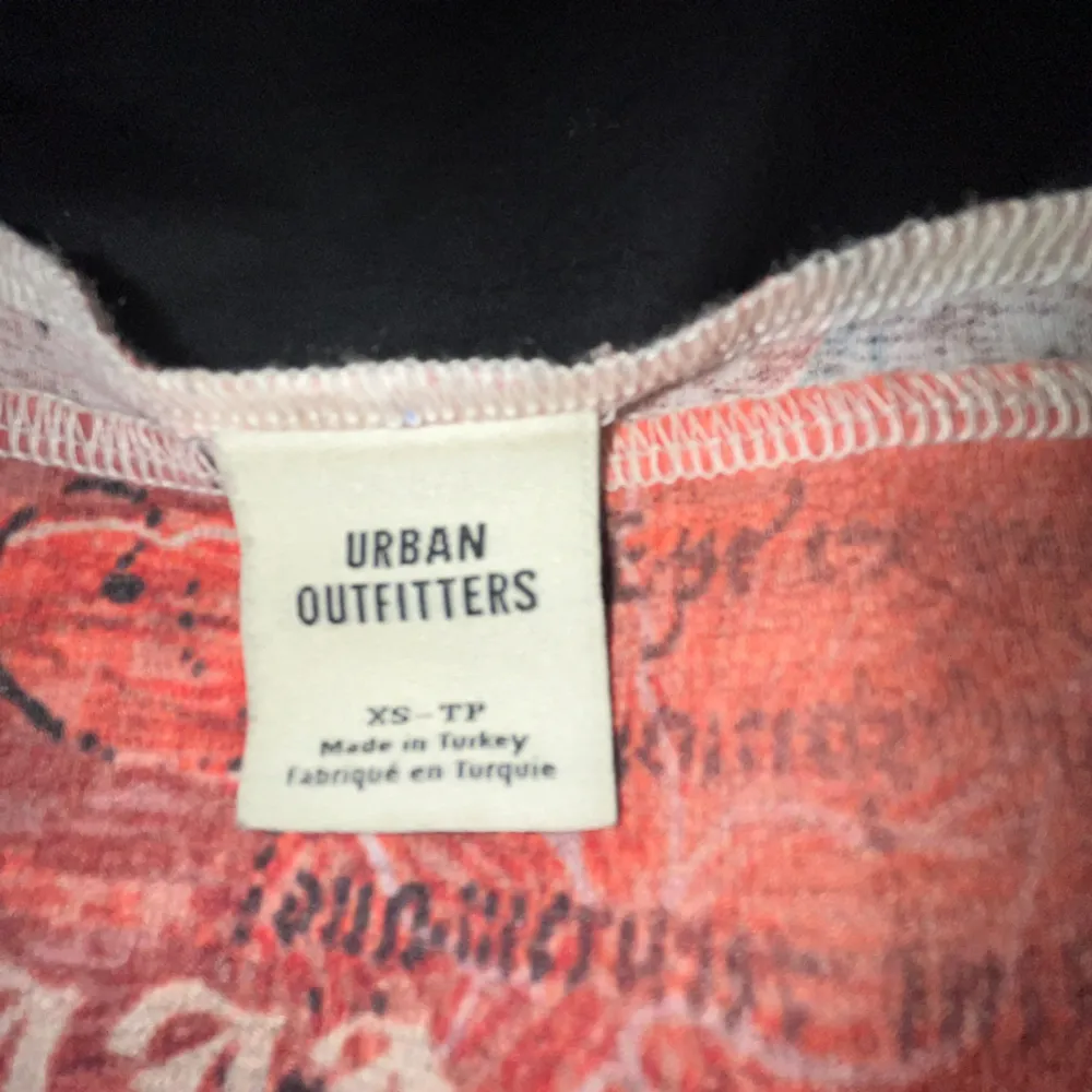 cool tröja från URBAN OUTFITTERS i bra skick, säljer då den inte kommer till användning. Hör av dig om du har någon fråga och använd köp nu funktionen 💓. Tröjor & Koftor.