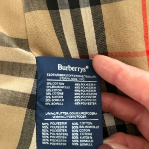 Burberry Trenchcoat Vintage - Klassisk Vintage trenchcoat/kappa från Burberry i gott skick. Damstorlek uppskattas till 38/Medium  Originalgalje Burberry medföljer 6500 kr