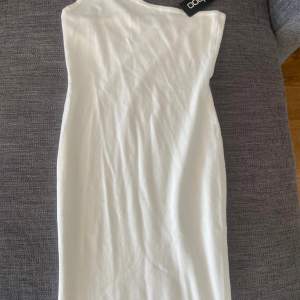 En vit klänning från bohoo, etikett kvar och endast testad. Storlek M