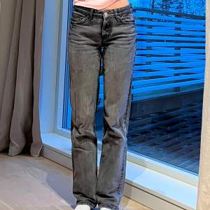 Lågmidjade gråa jeans från Zara! Säljs inte längre 