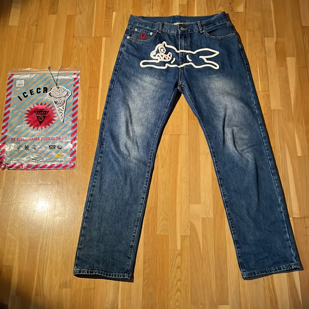 Säljer nu dessa sparsamt använda BBC jeans mycket gott skick. Kommer med og dustbag, tagg och klistermärke. Extremt sällsynta! Skriv gärna vid funderingar 👍. Jeans & Byxor.