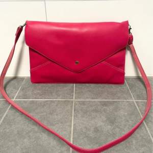 Rosa / hallonröd väska som passar en mindre laptop/macbook. Mycket bra skick Höjd: 23 cm Bredd: 35 cm