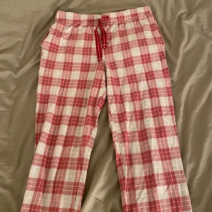 Pyjamasbyxor  - Vida lågmidjade pyjamasbyxor! Korta på mig som är 168🤗