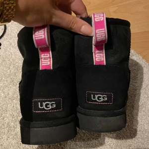 UGG classic mini - jätte söta svarta uggs med rosa detaljer bak🩷 har använt dom fåtal gånger men säljer då dom är lite för stora för mig🩷 inga defekter🙏🏼