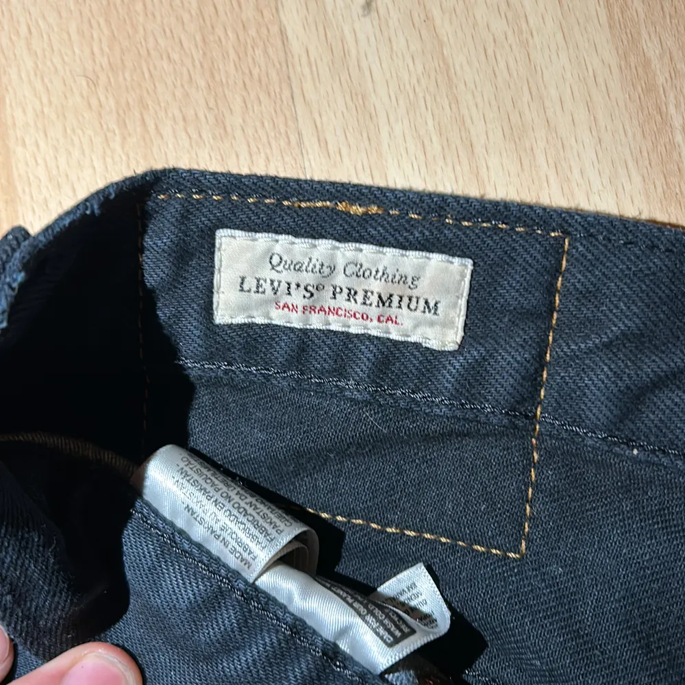 Jag säljer mina levis 501 jeans då dem har blivit för små för mig. Inköpta på levis butiken i gallerian stockholm för 1100. Vid minsta fråga är det bara att höra av sig :). Jeans & Byxor.