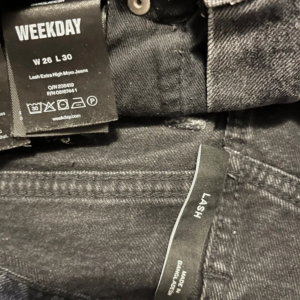 Svart/grå jeans ifrån weekday, väldigt fin passform, sitter lite tajtare vid lår och rumpa och är lite mer raka vid benen. Säljer då jag växt ur dom. . Jeans & Byxor.