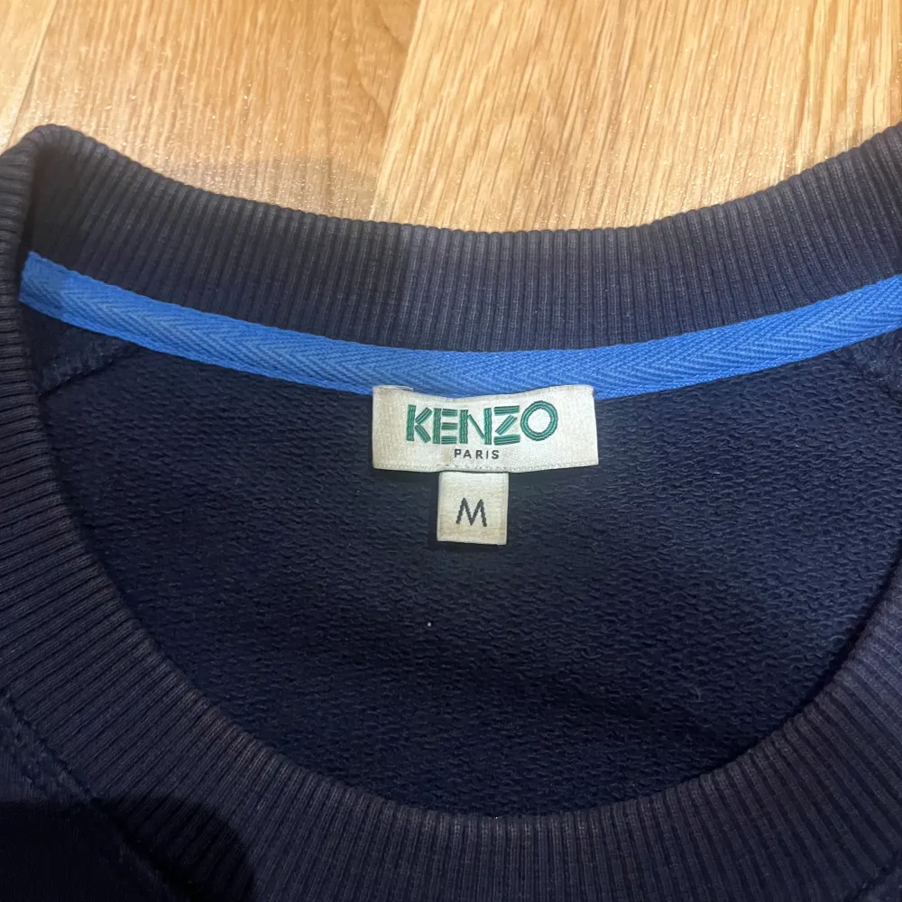 Hej säljer nu en kenzo tröja då jag inte har använt den något alls eftersom de inte va min typ av klädplagg. Är villig att ta emot pris erbjudanden.. Tröjor & Koftor.