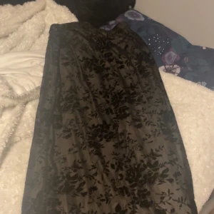 Lång kjol  - Hej! Säljer lång kjol köpa på second hand för 1 år sedan och kommer inte till användning. Jag är 175 och den går hela vägen ner, kan mötas upp och kan tänka mig att sänka priset. Köpt för 300
