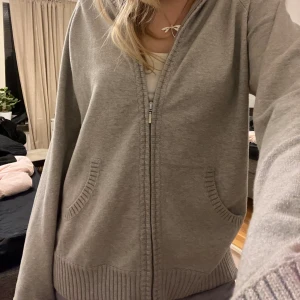 Grå ziphoodie🩶🩶😍 - Jättenice⚡️tveka inte med att komma med prisförslag även om jag inte är helt säker att jag vill sälja!