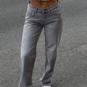 Low waist straight jeans från Gina Tricot. Nypris: 499kr. Fint skick! (Lånade bilder)