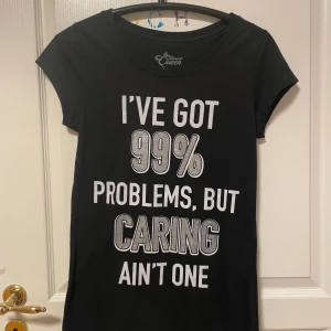 Tshirt  - Helt oanvänd. köpt i usa för ungefär typ 100kr Står M men sitter som S. mer bilder diskuteras privat. markerat som fri frakt men stämmer ej 