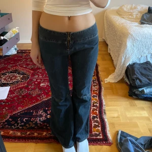 Bootcut jeans - Super coola, lite korta på mig tyvärr😿 Midjemåttet: 39. Innerben: 76cm❤️❤️