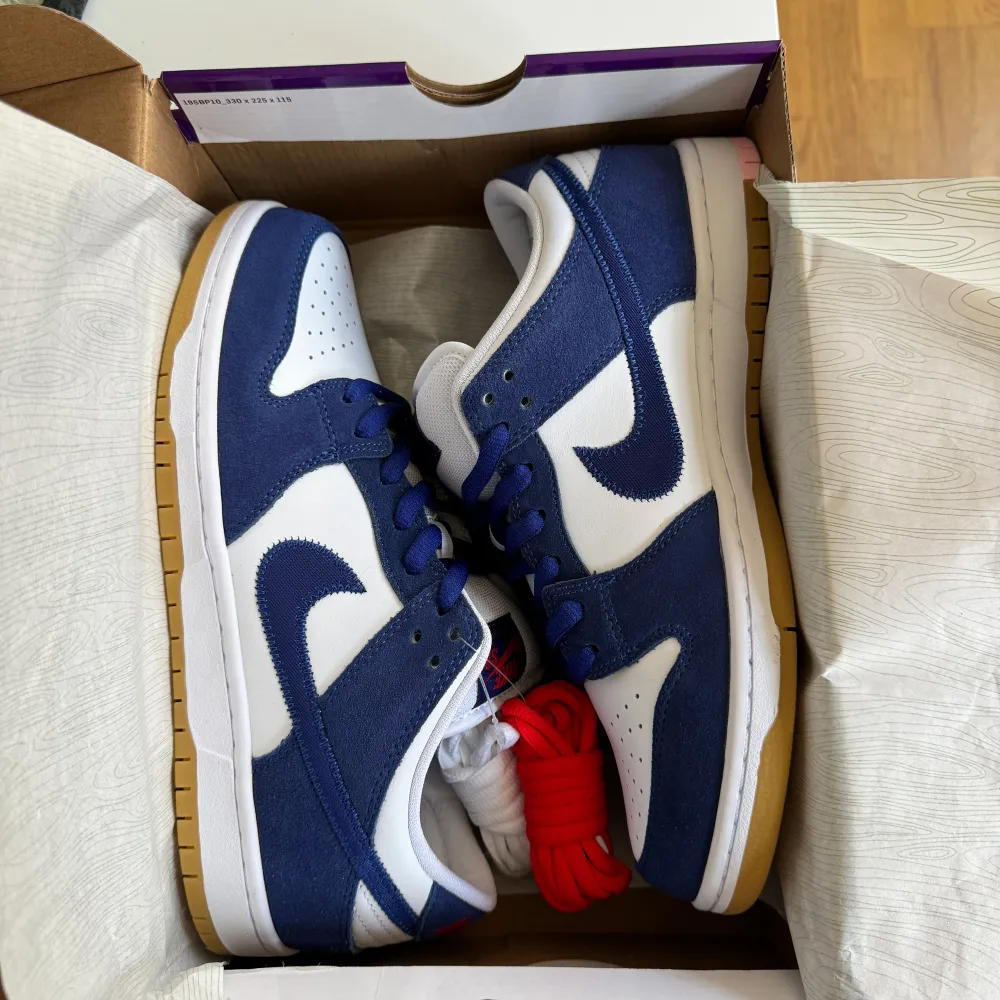 Nike SB dunk low La Dodgers  Size EU 44,5  Aldrig använda   Box och extra skosnören tillkommer. Skor.