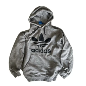 Adidas hoodie - Grå adidashoodie. Stor i storleken