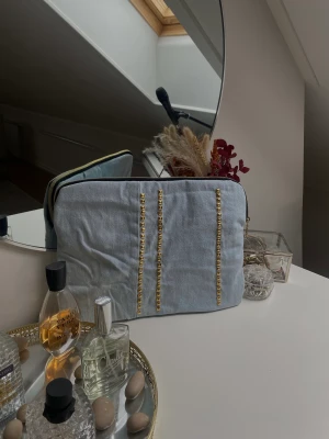 Denimcase UF - Datorfodral från denimcase uf (mitt egna uf företag). Fodralen är tillverkade av återvunna jeans och passar 13”, såsom MacBook och tinkpads. Tidlösa, snygga och framförallt miljövänliga💓 tveka inte att höra av er vid fler frågor!  Instagram: denimcaseuf