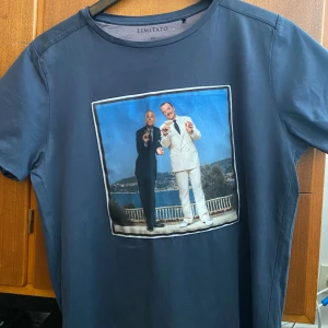 Limitato Tröja - Fin Limitato tröja storlek S. Som ni kan se på bild 3 finns det ett litet hål som inte går ut på andra sidan och inte alls syns när man har på sig tröjan därav billigt pris trots att tröjan är sällsynt.