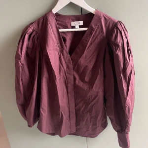 Vinröd blus från COS - Supersöt blus, använd 1 gång 🩷passar mig som är en 36