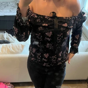 Blus - Svart mönstrad off shoulder blus, använd en gång. 