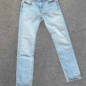 Levis 502 - Säljer ett par ljus blå Levis 502 i storlek W29 L32.  Bra skick.