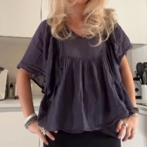 Marinblå blus från lindex🫐 (säljs inte längre) - Säljer pågrund av att den inte används💓🌴