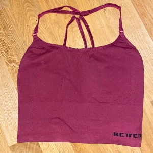 Sport topp - Sport topp från Better Bodies, finns möjlighet att lägga in inlägg i den, fint skick, knappt använd 