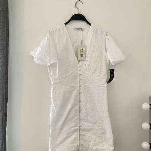 Vit klänning  - Ny klänning i storlek M. Säljer pga att returtiden gick ut.  Enbart testad, så lappen sitter kvar.  Nypris: 499kr Mitt pris: 300 kr Pris kan diskuteras vid snabb affär. Köparen står för frakten. 