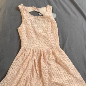 Säljer denna söta klänningen som tyvärr aldrig används från Only. Så fin till skolavslutning eller sommaren☺️